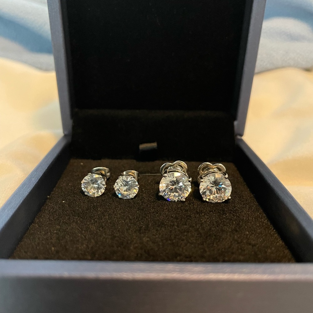 2 pairs diamond stud earrings.